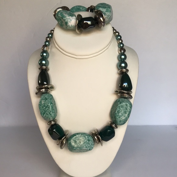 Paparazzi Faux Turquoise Statement Necklace and Stretch Bracelet - Picture 4 of 6